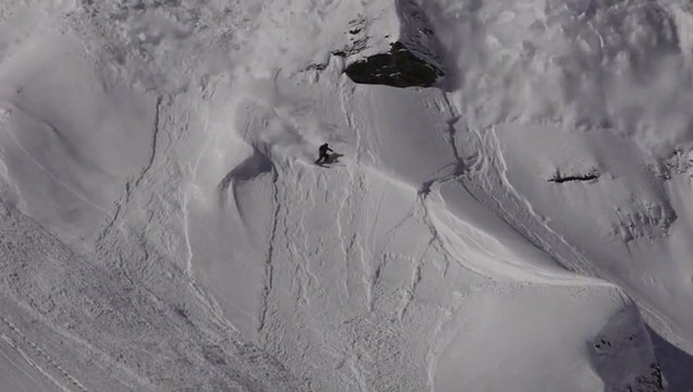 Backflip pendant une avalanche