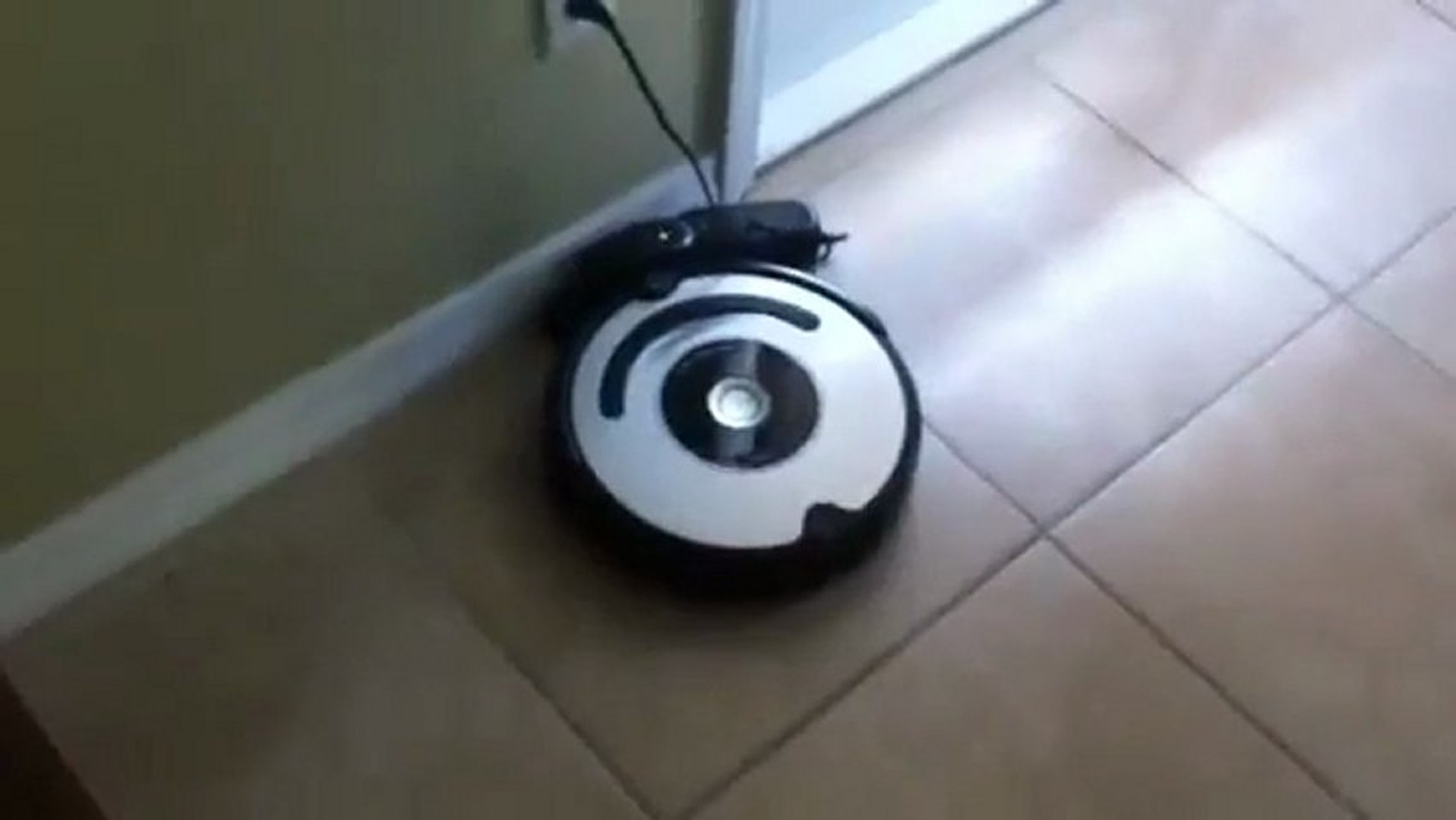 L'aspirateur Roomba et le caca de chien - Vidéo Dailymotion