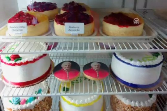 Papa'nın istifası, esnafa yaradı