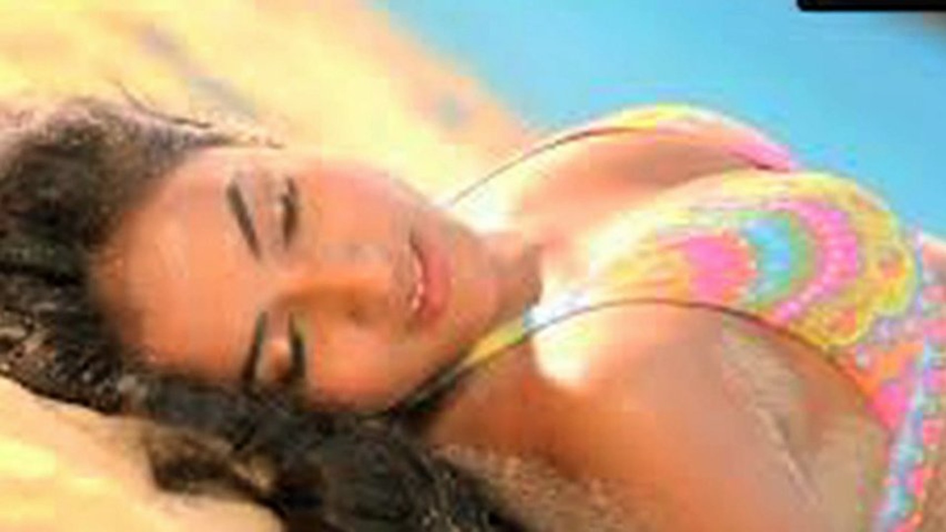 Sexy Sonal Chauhan’s Red Hot Bikini Avatar In 3G ! [HD]