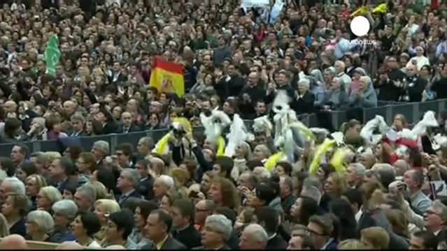 Primera aparición de Benedicto XVI tras el anuncio de...