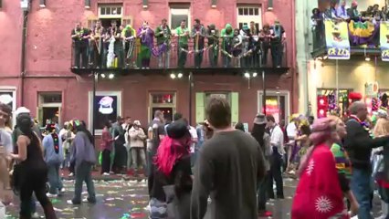 La folie du Mardi Gras descend sur la Nouvelle-Orléans