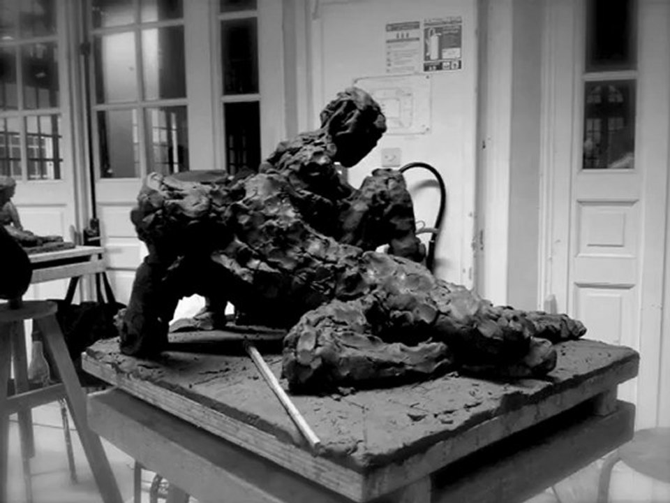 Sculptures d'hommes en terre d'argile au sol