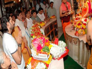 Big B And Famliy Visit Siddhivinayak