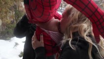 Blague du baiser à l'envers avec Spider-Man