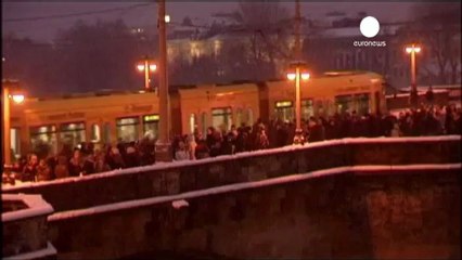 Una cadena humana impide una manifestación neonazi en...