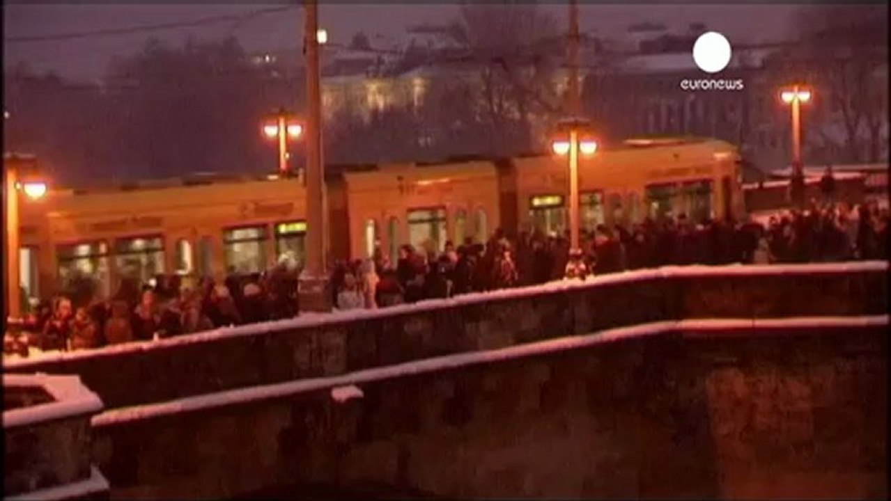 Dresden anti-fascist protesters block neo-Nazi march