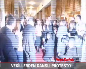 Vekillerden danslı protesto