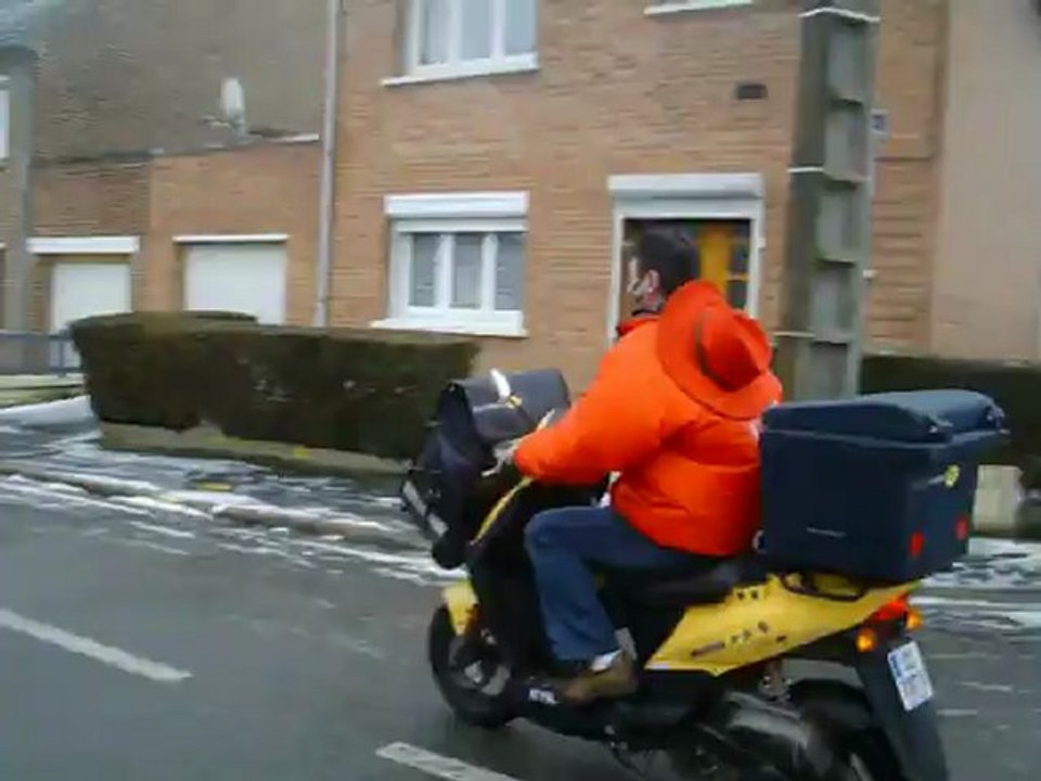 Philippe et le scooter de la poste Carnaval 2013