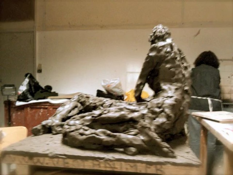 Femmes assise et couchée au sol en terre sculptures en terre d'argile