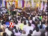 Chandrababu falls off stage in padayatra