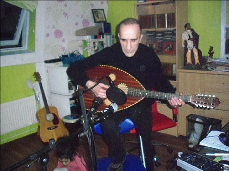 KHALED CHABI chante en hommage a sa maman (ayemma)