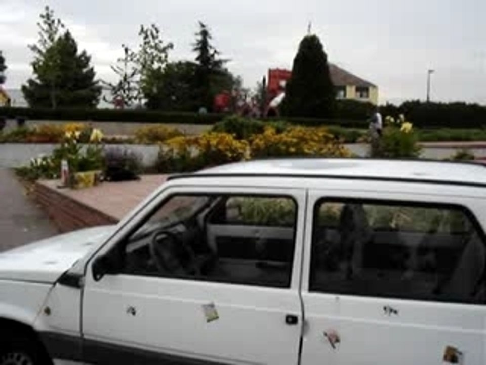 Marcio Ollie over his car