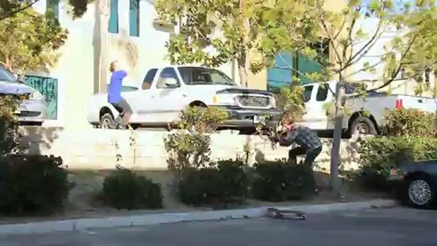 Le skateur Adam Miller fait un backflip