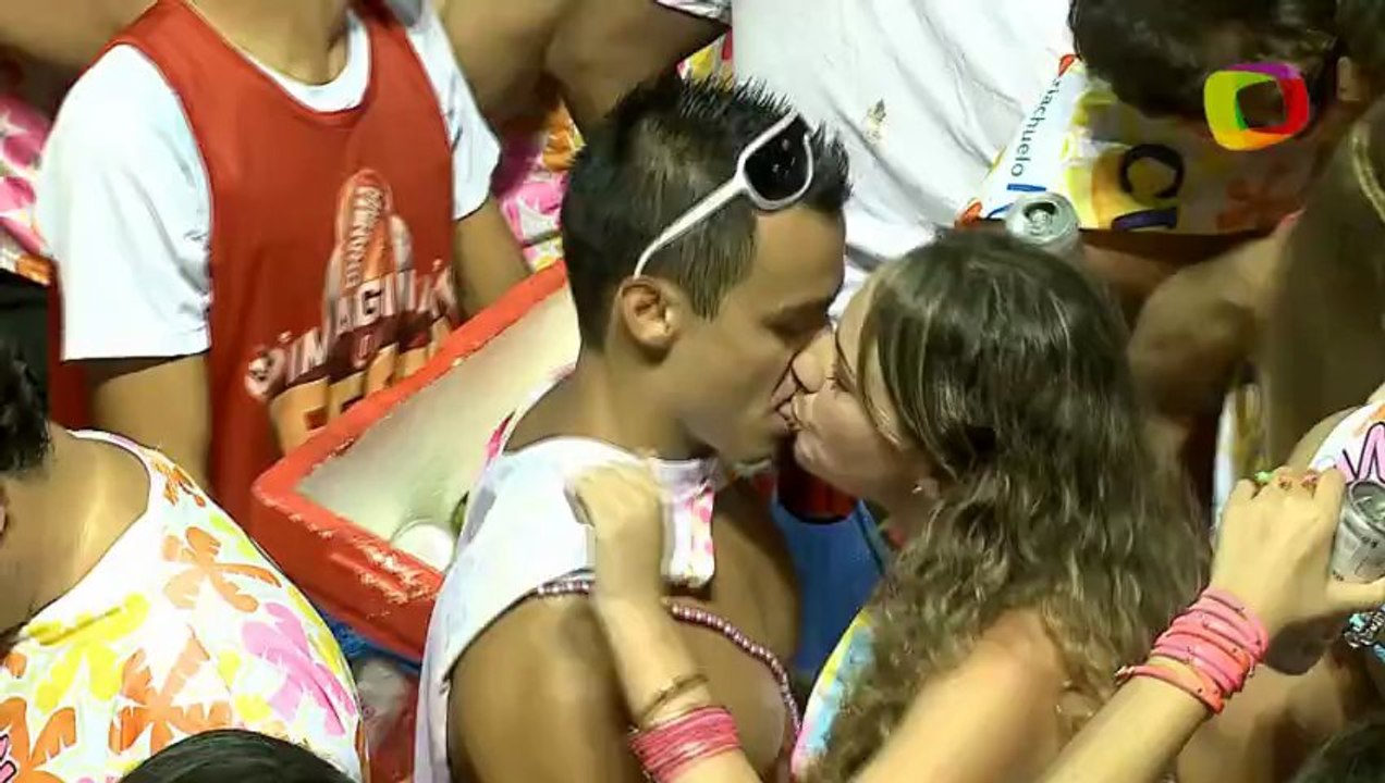 Casal exagera em beijo ousado Carnaval 2013