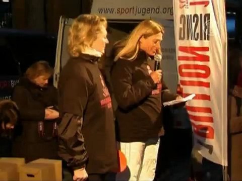 Тысячи женщин в Берлине вышли на флешмоб