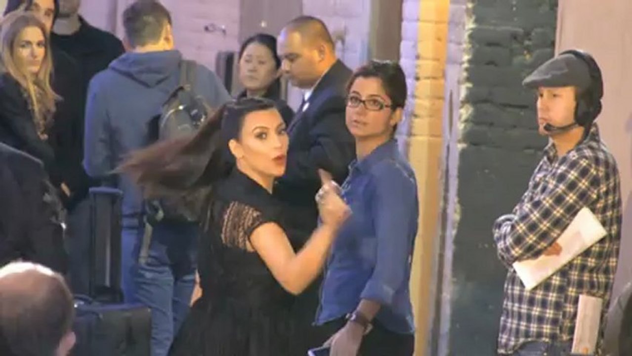 Kim Kardashian in Federn