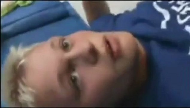 Il se brise la cheville en trampoline