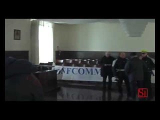 Pompei (NA) - Ticket su bus turistici, imprenditori occupano sala consiliare (14.02.13)