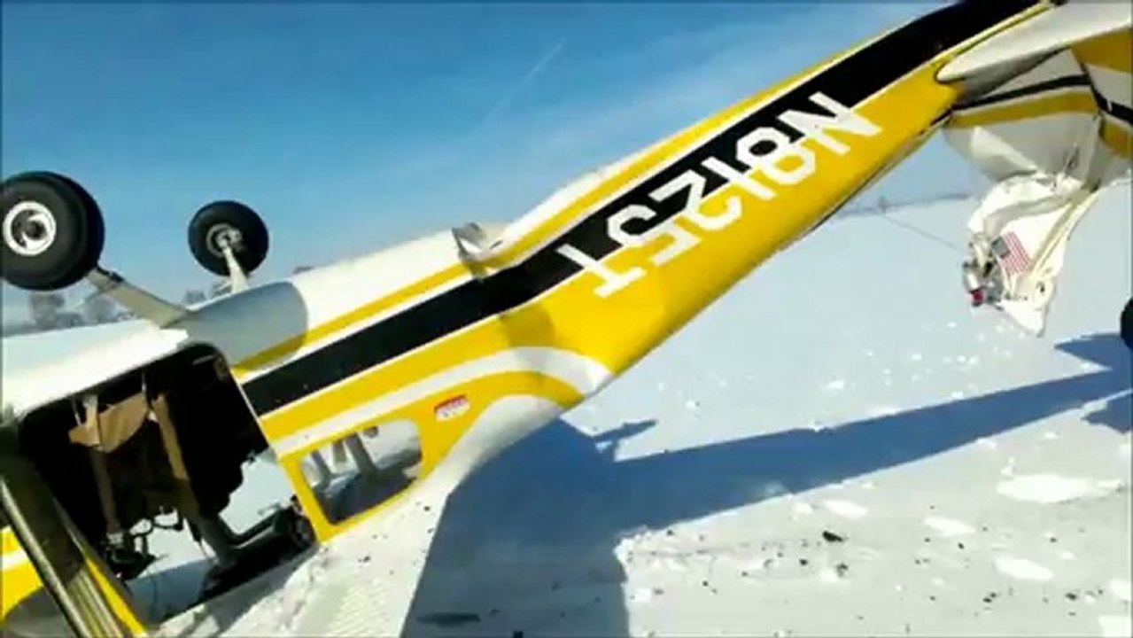 Il s'écrase en avion et filme la scène de l'intérieur avec son téléphone portable