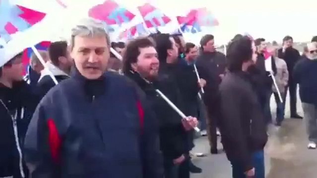 Επέμβαση των ΜΑΤ στο μπλόκο της Νίκαιας