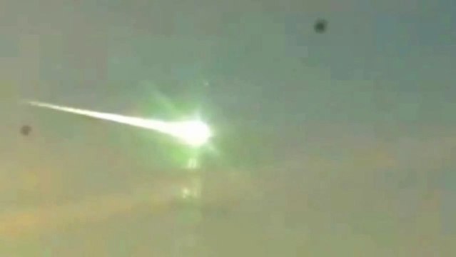 UFOs over Chelyabinsk meteorite was destroyed by a UFO Нло Метеоритът над Челябинск бил поразен от Нло