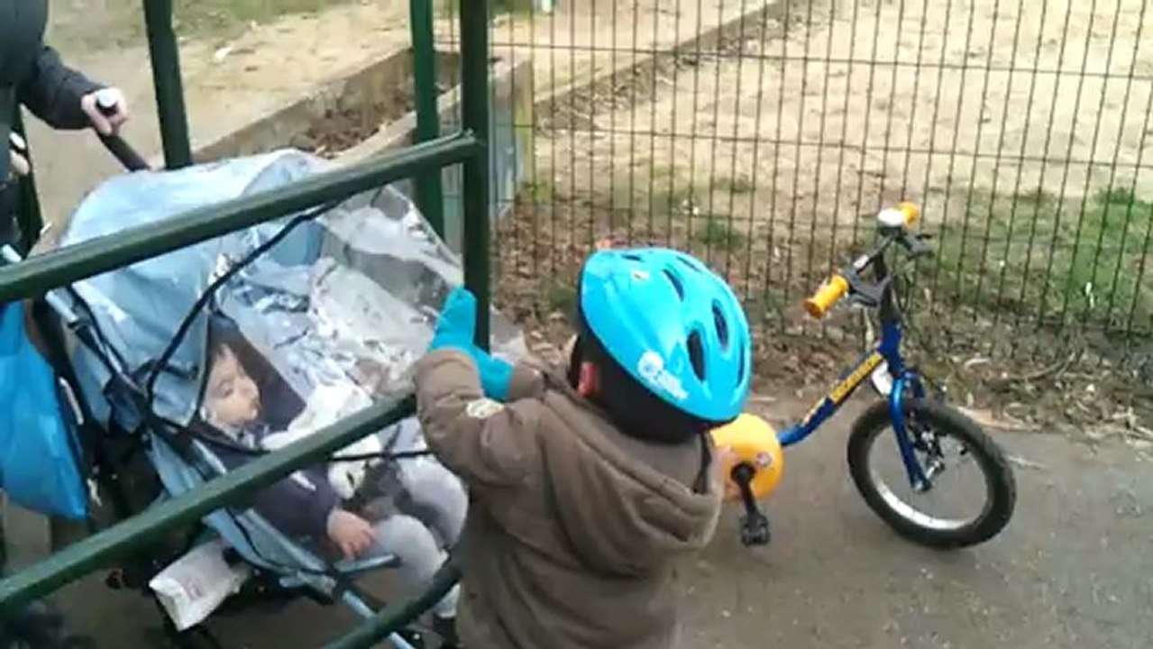 Théo fait du vélo
