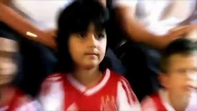 Ajax spelers jagen fans de stuipen op het lijf - Adidas et l’Ajax d’Amsterdam piègent les fans dans un cabine d’essayage