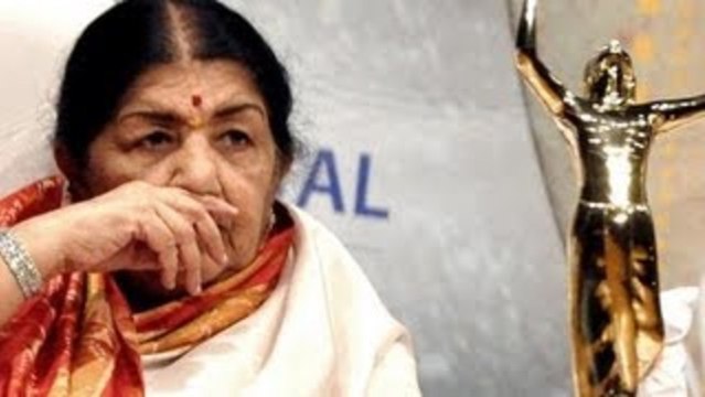 Lata Mangeshkar Honoured With Nightangle of the Century Award at Star Guild Awards 2013 !