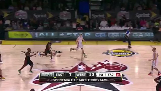 Usain Bolt dunke lors du match des célébrités