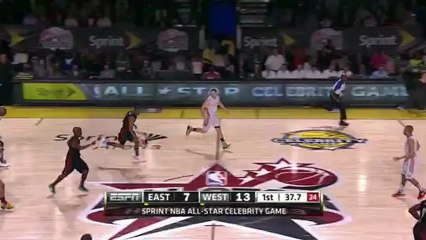 Usain Bolt dunke lors du match des célébrités