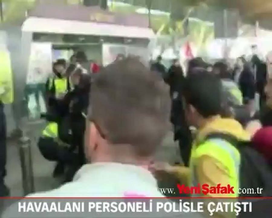 İspanya’da havayolu şirketi çalışanları polisle çatıştı