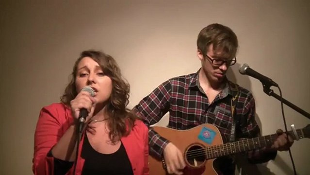 Elle imite 10 chanteuses célèbres