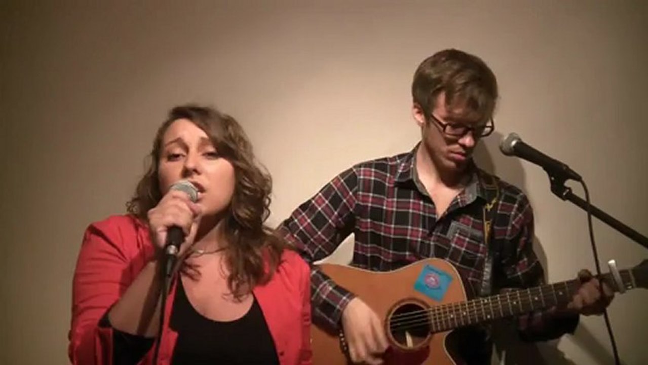 Elle imite 10 chanteuses célèbres