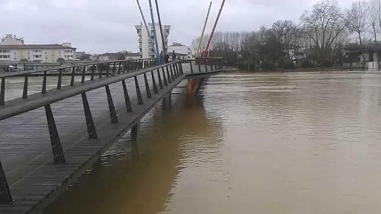 L'Adour en niveau élévé à Dax le 14 février 2013.