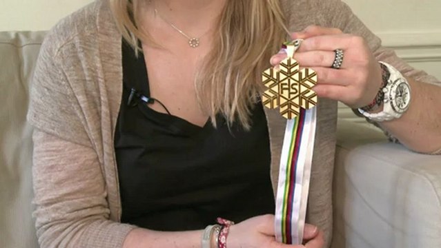 Tessa Worley savoure sa victoire de championne du monde de ski