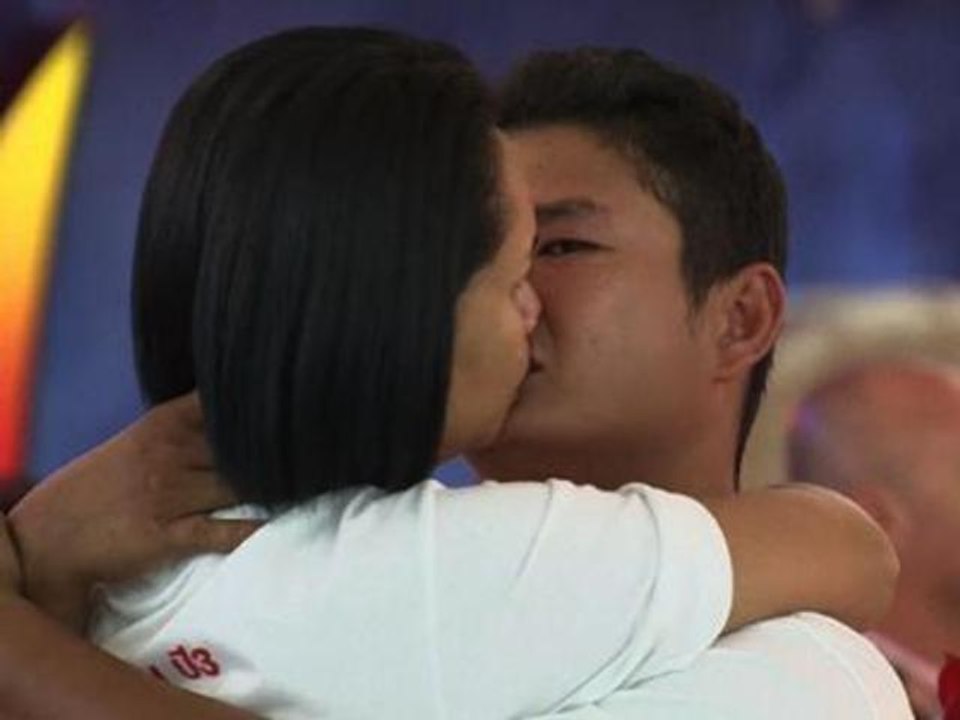 Raw: Thai couples break kissing record