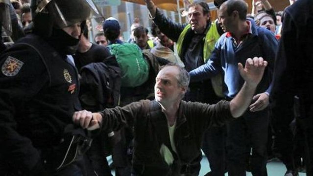 Spanish airline protesters clash with police