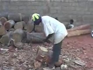 sculteur djembe dun chez " fla kè " bobo