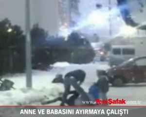 Kavga eden anne ve babasını ayırmaya çalıştı.