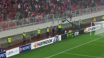 Ο Ράφικ Τζεμπούρ δίνει τη φανέλα του σε φίλαθλο μπροστά στη Θύρα 7