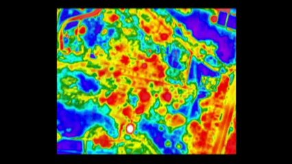 Vue du ciel, la ville de Dourdan traque le gaspillage d'énergie