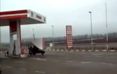 Un Russe fait le plein de son ULM dans une station d'autoroute