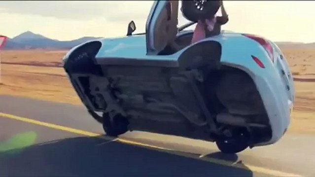 Il change la roue d'une voiture qui n'avance que sur deux roues