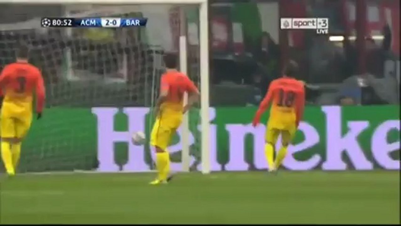 Sulley Muntari (AC Milan) marque contre le FC Barcelone en Ligue des champions