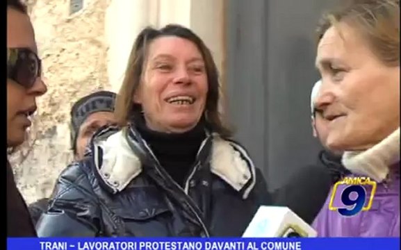 Trani | Lavoratori protestano davanti al Comune