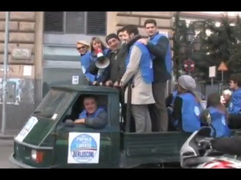 Napoli - La Mussolini dalla bicicletta all'Apecar contro la ZTL (20.02.13)