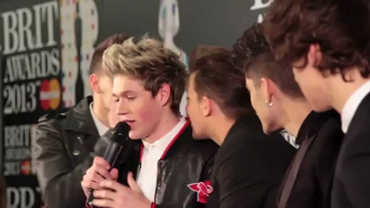 One Direction steal their own Brit Award at the 2013 Winner's Conference -  video Dailymotion
