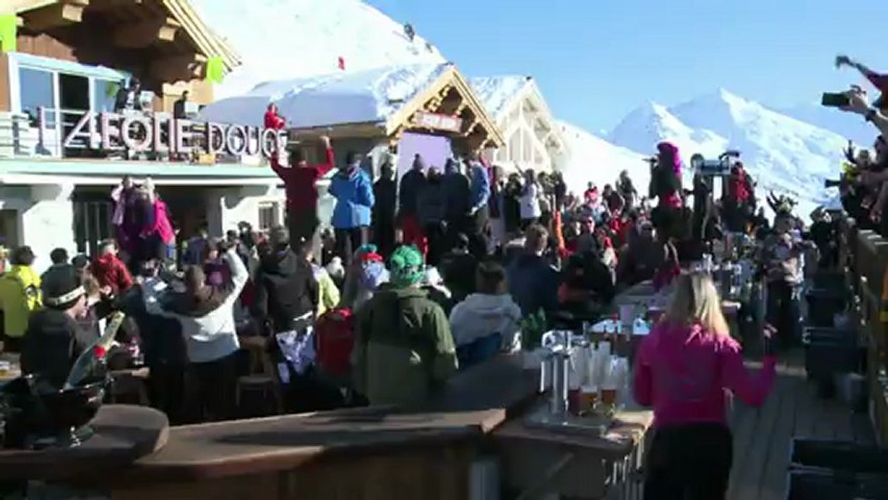 La Folie Douce: ambiance de boîte de nuit au mi...