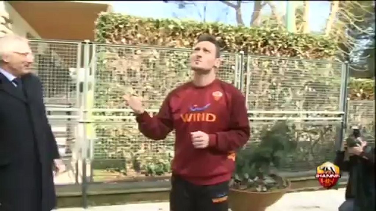 Totti l'abbraccio di Trigoria a warm reception at Trigoria | Les salariés de la Rome rendent hommage à Totti